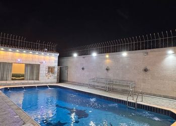 استراحة بمسبح خارجي وجلسة خارجية