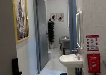 استديو بأثاث مريح وبسيط 