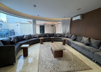 شاليه بمسطح اخضر ومسبح 