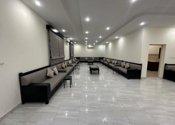 استراحة بخيمه ومسطح اخضر 