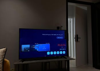 شقة بدخول ذاتي وصالة أنيقة 