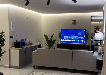 استديو بأثاث مريح وبسيط 