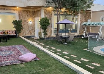 شاليه بمسطح اخضر وجلسة خارجية 