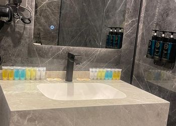 شقة بغرفتين نوم و بأثاث مريح