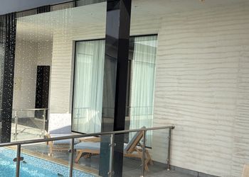 شاليه بغرفة نوم مطلة على المسبح 