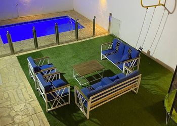 شاليه بجلسة تطل على مسبح خارجي 
