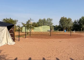 مزرعة بمسطحات خضراء وجلسة خارجية