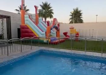 شاليه بألعاب أطفال وجلسة خارجية