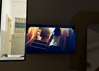 استديو بأثاث مريح وبسيط 
