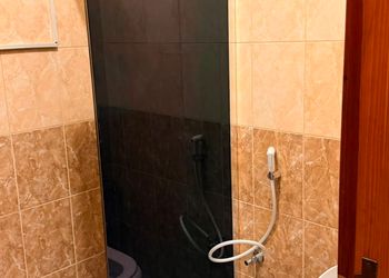 شقة بصالة مريحة وثلاث غرف نوم 