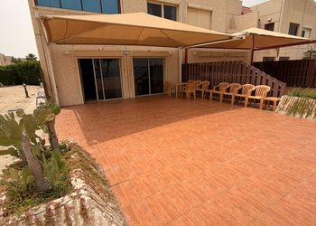 شاليه بجلسة مطلة على البحر 