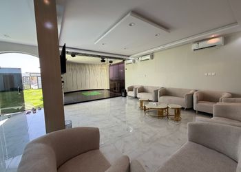 شاليه بمسطح اخضر ومسبح 