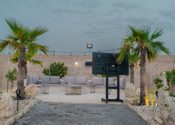 استراحة بجلسات خارجية ومسطح اخضر