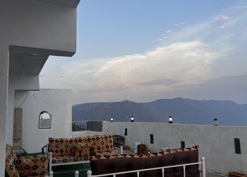 فيلا ببلكونه مطلة على الجبل