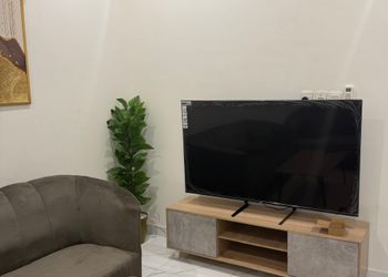 غرفة بسرير ماستر
