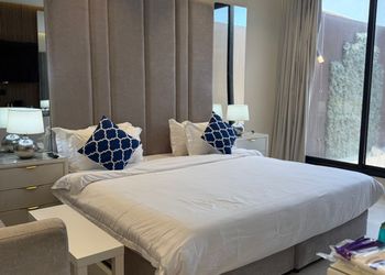 استديو بأثاث مريح وبسيط 