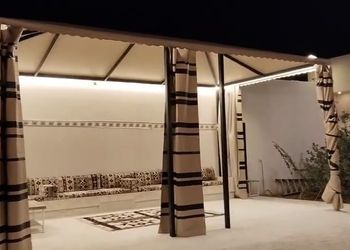 شاليه بجلسة خارجية وموقد حطب