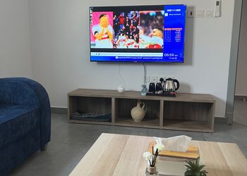 شقة بصالة جلوس وغرفتين نوم