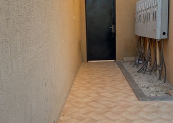 شقة بغرفة معيشة وغرفة نوم 
