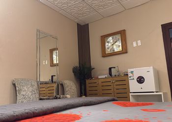 استديو بأثاث مريح وبسيط 