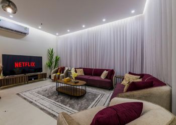 شقة بغرفتين نوم وصالة و سينما