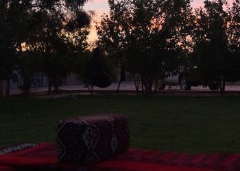 استراحة بجلسة خارجية ومسطح اخضر