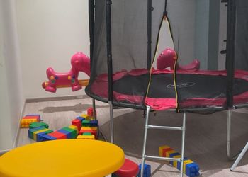 شقة بصالة أنيقة وغرفتين نوم 