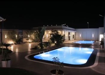 شاليه بمسبح ومسطحات خضراء