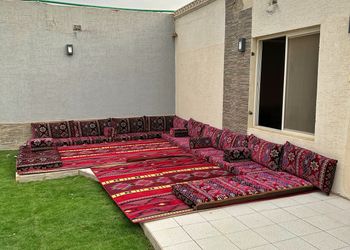 استراحة بجلسة خارجية وملعب طائرة