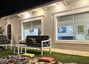 شاليه بمسطح اخضر وجلسة خارجية 