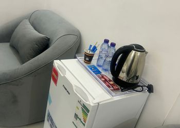 استديو بسرير مريح وأثاث بسيط