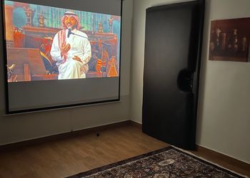 استديو مودرن وجلسة جانبية 
