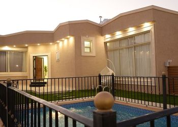 شاليه بجلسه مطله على المسبح