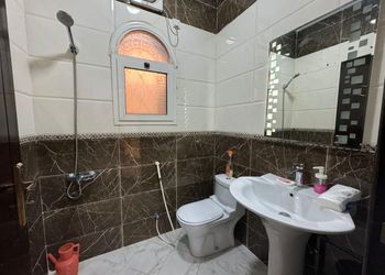 شقة بصالة جلوس وغرفتين نوم 