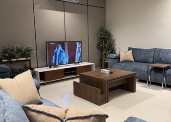 شاليه بمسطح اخضر وجلسة خارجية 