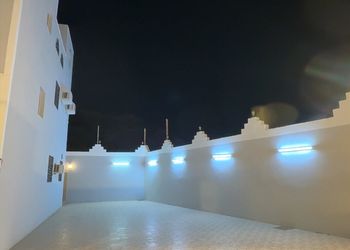 استراحة بمجالس واسعة وفناء خارجي