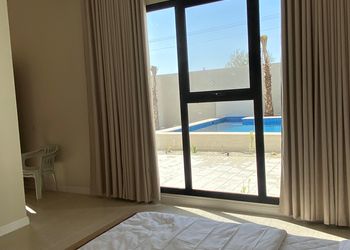 شاليه بصالة مطلة على المسبح 