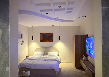 استديو بأثاث مريح وبسيط 