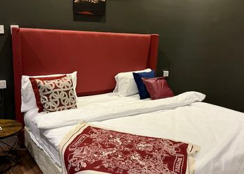 استديو بأثاث مريح وبسيط 