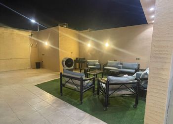 شاليه بجلسة تطل على مسبح خارجي 