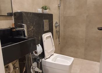 شقة بصالة وثلاث غرف نوم بموقع مميز 