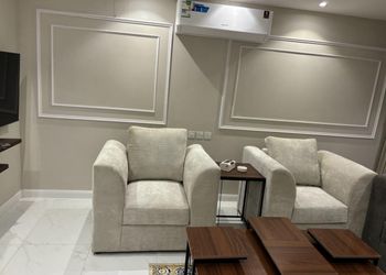 شقة بصالة وغرفة نوم بأثاث مريح 