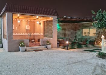 استراحة بجلسات خارجية ومسبح 
