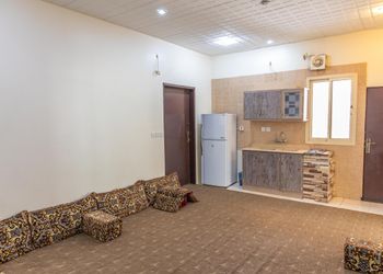 شاليه بمسطح اخضر وجلسة خارجية