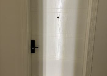 شقة بصالة انيقة وغرفة نوم