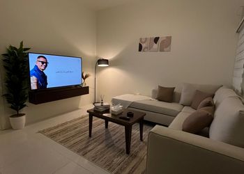 شقة بصالة أنيقة ودخول ذاتي