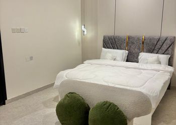استديو بأثاث مريح وبسيط 