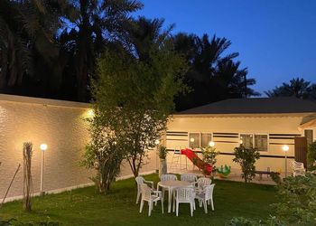 استراحة بمسطح أخضر وألعاب أطفال
