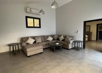 جناح بغرفة نوم ومرافق مشتركة 