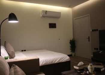 استديو بسرير ماستر وجلسة جانبية
